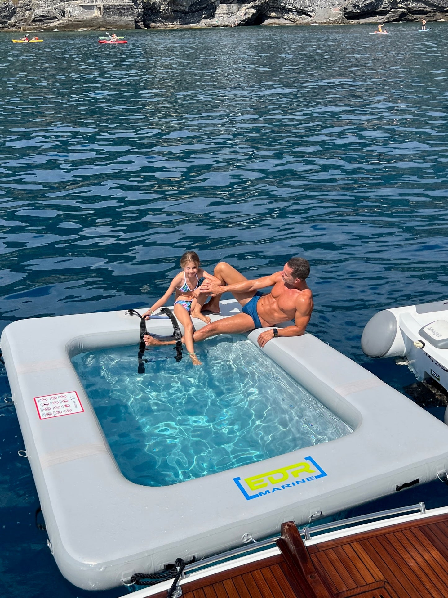 Swimming pool with flat perimeter